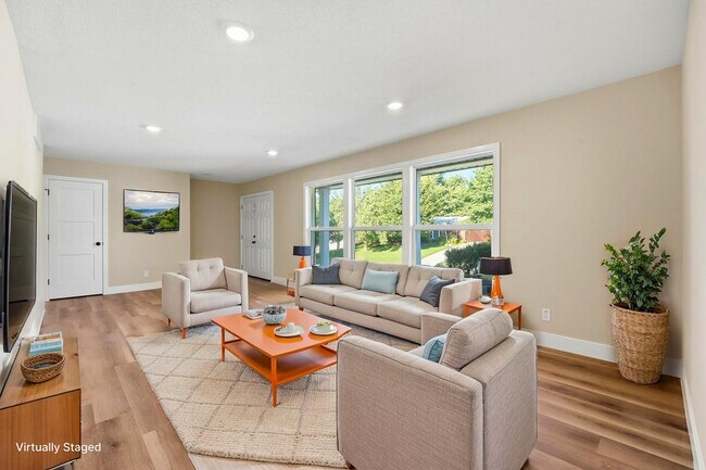 Building Photo - 1104 Falcon Dr