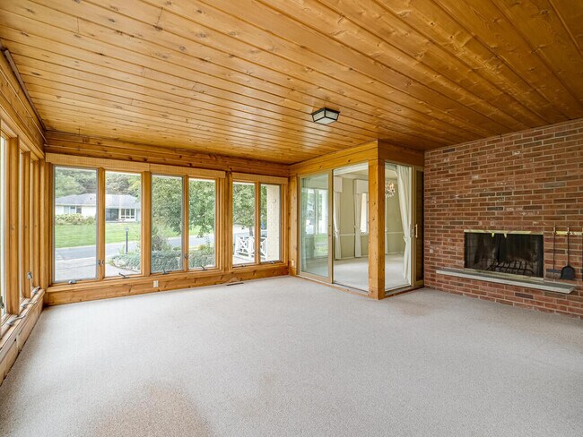 Building Photo - 6625 W Shore Dr