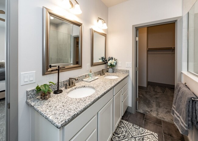 Building Photo - 2 Bedroom Luxury townhome