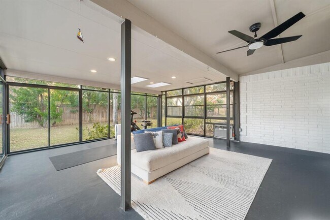 Building Photo - 2303 Inverrary Cir