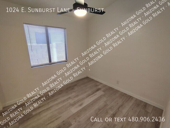 Building Photo - 1024 E Sunburst Ln