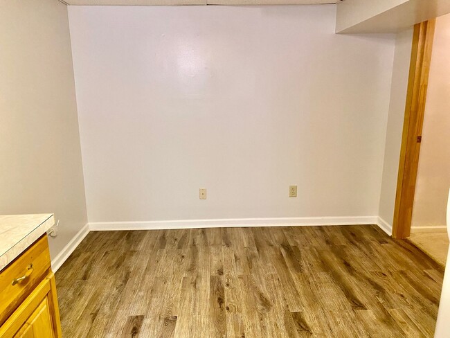 Building Photo - South AVL - Spacious 1/1 Apt with Sunroom!