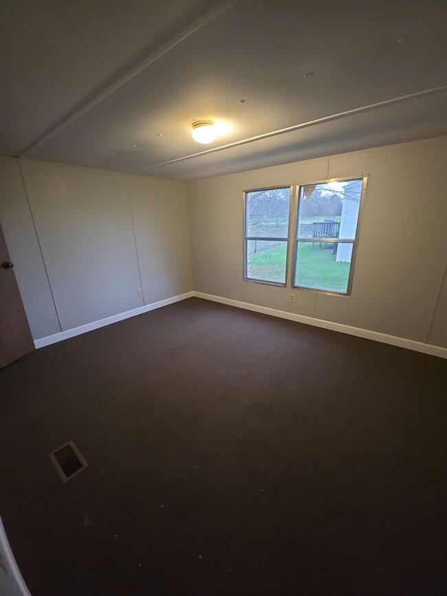 Building Photo - 2-Bedroom, 2-Bath Trailer with Scenic Views in Sparta, TN