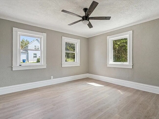 Building Photo - 4 Bedroom in College area!