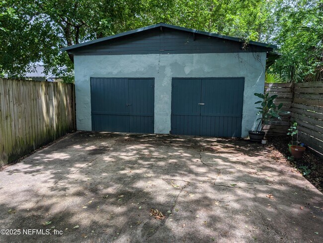 Building Photo - 2703 Myra St