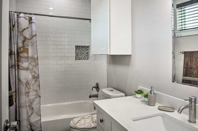 Building Photo - 6403 Bowling Green St