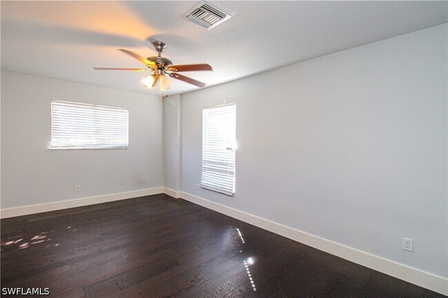 Building Photo - 135 Lady Palm Dr