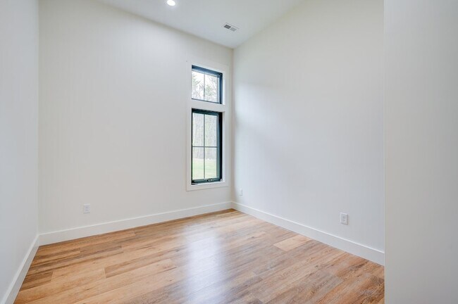 Building Photo - 19 Hidden Glade Dr