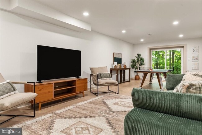 Building Photo - 4386 Lakewood Dr