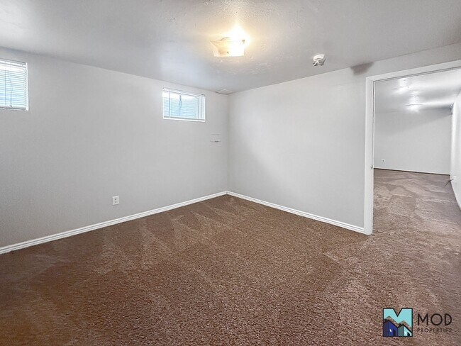 Building Photo - $0 DEPOSIT OPTION. CHARMING BRICK RANCH WITH FINISHED BASEMENT ON LARGE CORNER LOT NEAR DOWNTOWN ...