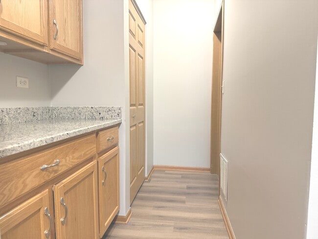 Building Photo - 810 Woodewind Dr