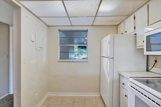 Building Photo - 9440 Poinciana Pl