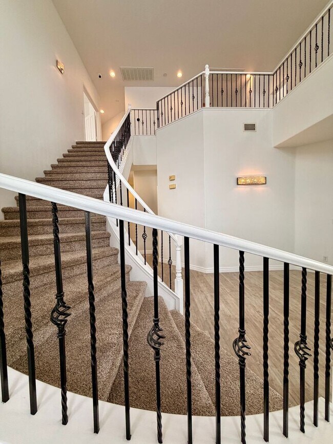 Building Photo - Northwest Valley 6 bdr  4400 sq ft  with RV parking, pool, covered patio -  all on a 1/2 acre lot!