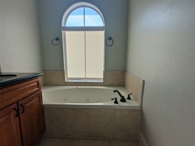 Building Photo - 330 Cage St