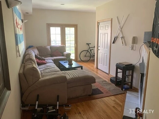 Building Photo - Top Floor Duplex Up, 3bd/2bth with Two Private Decks, Avail 7/1