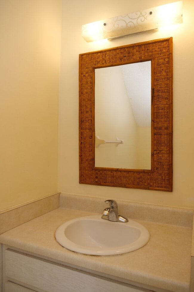 Building Photo - Desirable Maitland townhome