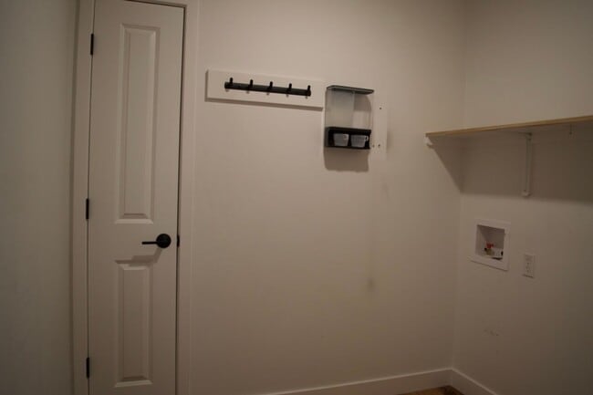 Building Photo - Modern 3 Bed 2 Bath House in Willow Falls!