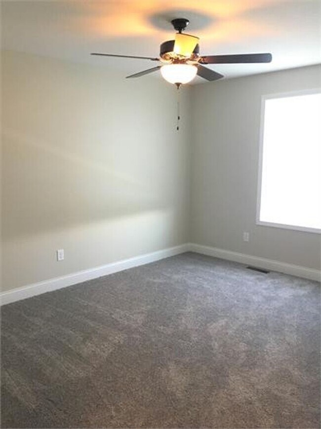 Building Photo - 3-bedroom Townhome Available for July!