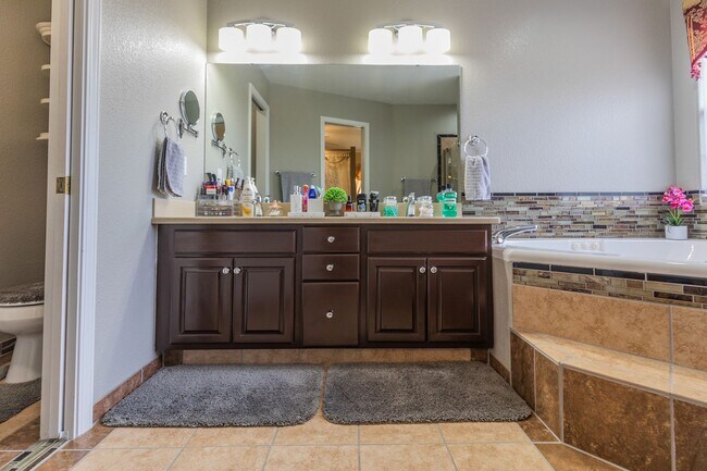 Building Photo - 3 bed 2 bath beautiful home!