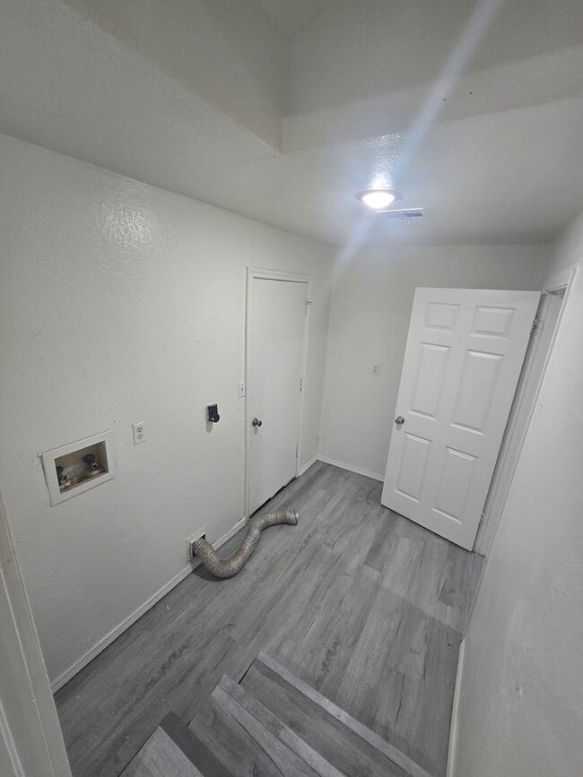 Building Photo - 3 Bed 1 Bath Home in Shawnee!