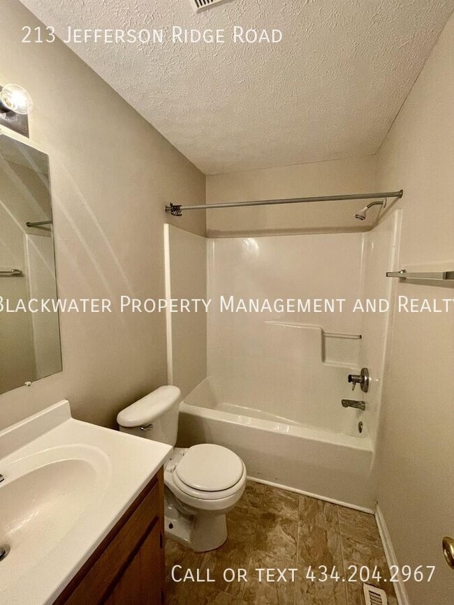 Building Photo - 213 Jefferson Ridge Rd