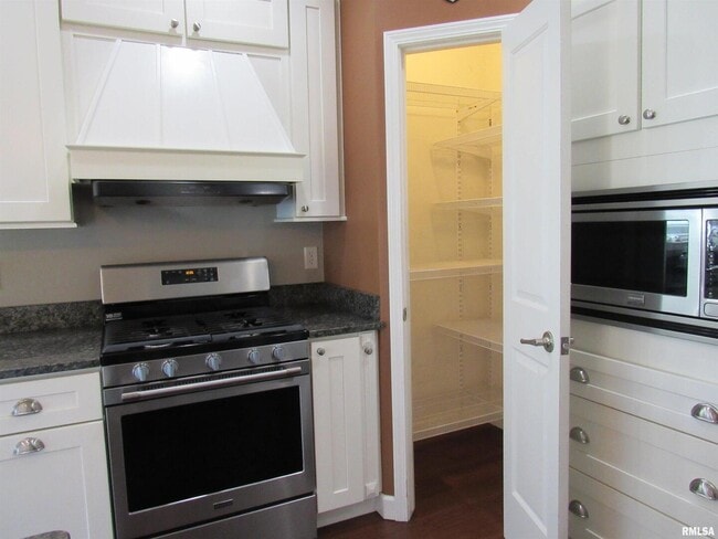 Building Photo - 405 E Palace Row