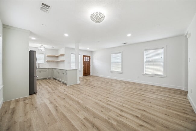 Building Photo - 1419 Laird St