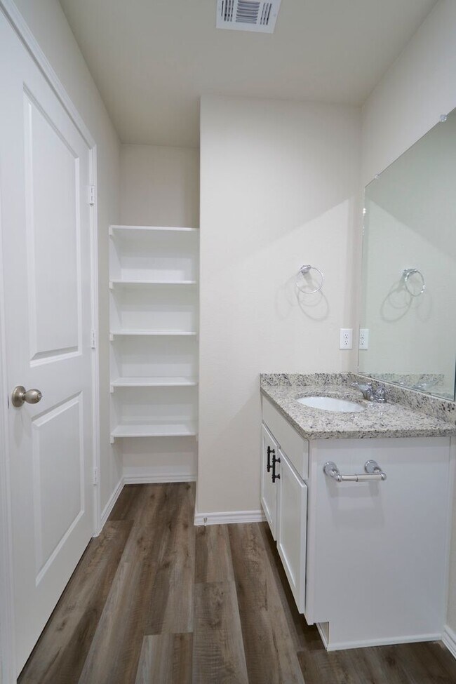 Building Photo - Hunters Ranch Beauty! 3 Bedroom 2 1/2 Bath Townhome