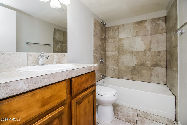 Building Photo - 208 S Doran