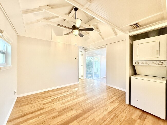 Building Photo - 713 Smith St