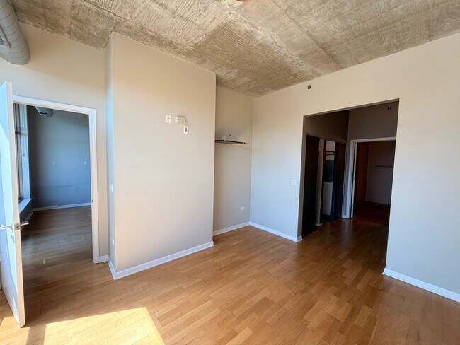 Building Photo - 125 E 13th St