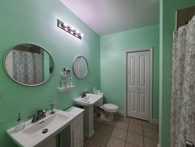 Building Photo - 2639 N Galvez St