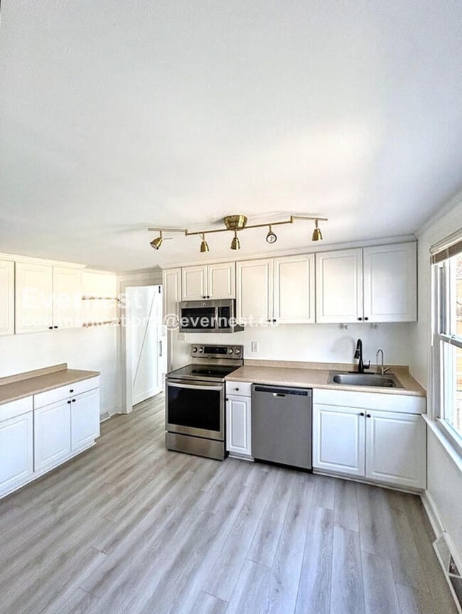 Building Photo - 8282 Wonderland Ln