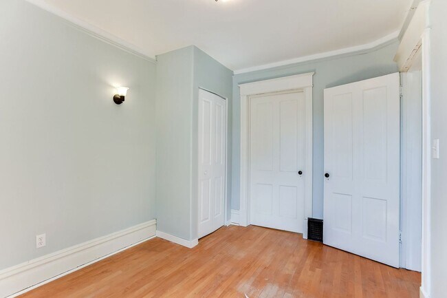 Building Photo - Renovated 3 Bedroom 2 bathroom house. Superb Master suite.