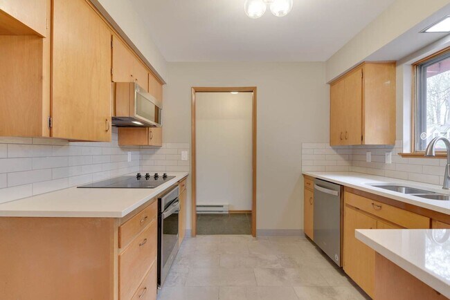 Building Photo - Terra Linda Home - 3 Bedrooms, 2 Baths, 1,...