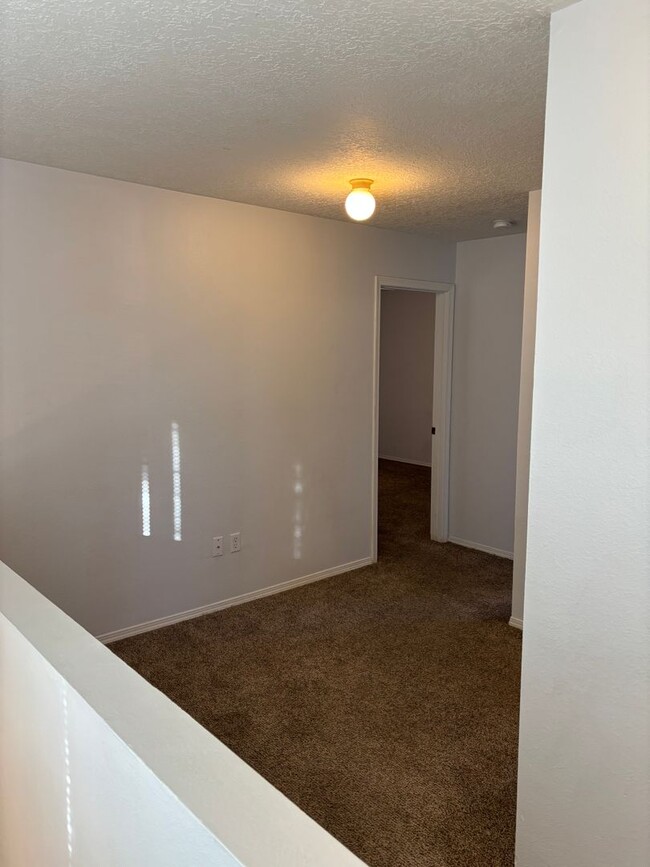 Building Photo - 3 Bedrooms,  2.5 baths Westside!