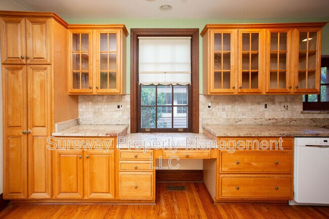 Building Photo - 319 N Newton Lake Dr