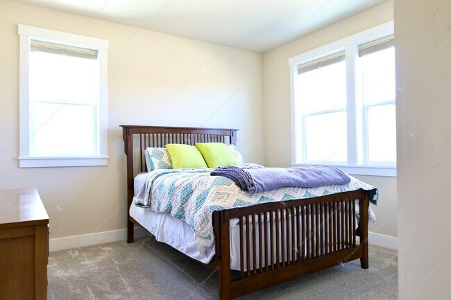 Building Photo - **Unfurnished** Single-level 3 BR-2BA  Home with Mountain Views