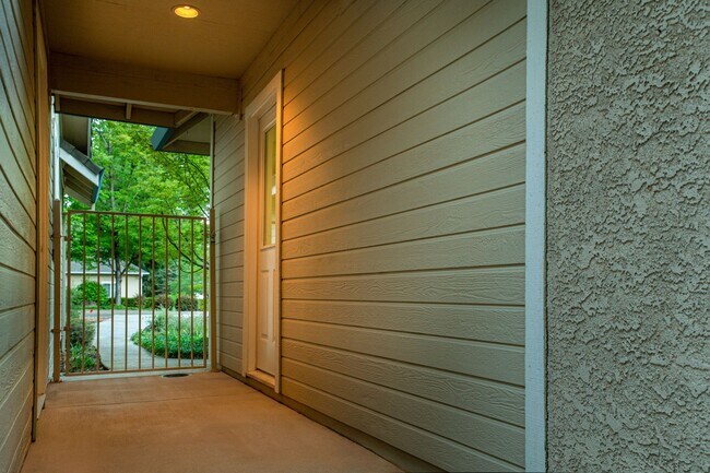 Building Photo - Spacious 3 Bedroom 2 Bathroom Home in Conv...