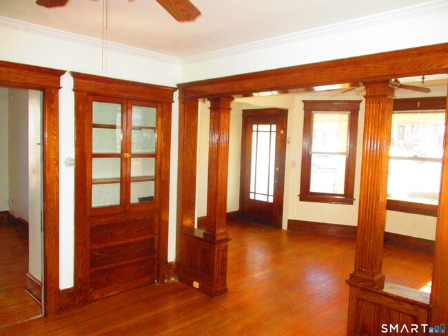 Building Photo - 247 Flax Hill Rd