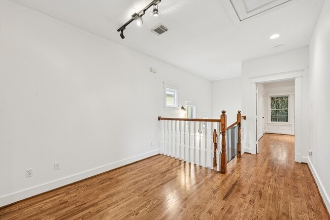 Building Photo - 1537 Alexander St