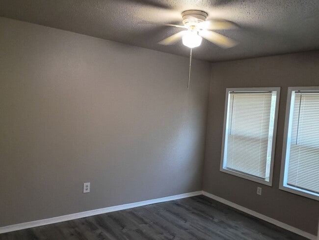 Building Photo - 901-903 Meadowlark Circle