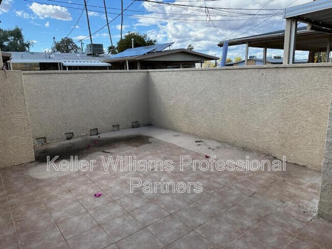 Building Photo - 10621 W Coggins Dr