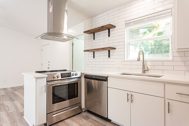 Building Photo - Charming 2/BR 1BA Home with Private Fenced...