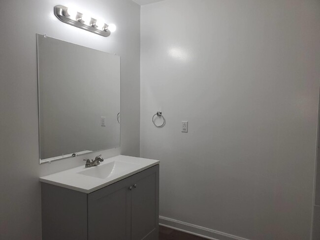 Building Photo - 1/2 off 1st months Rent move in special!!!...