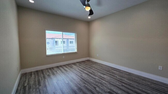 Building Photo - Beautiful and Modern 4 bed 3.5 Bath Townho...