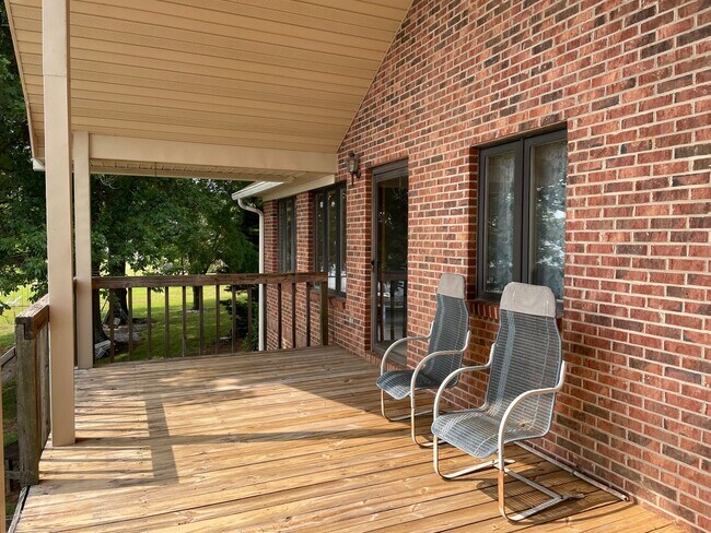 Building Photo - Three Bedroom Brick Ranch in Terrell with beach access to Lake Norman