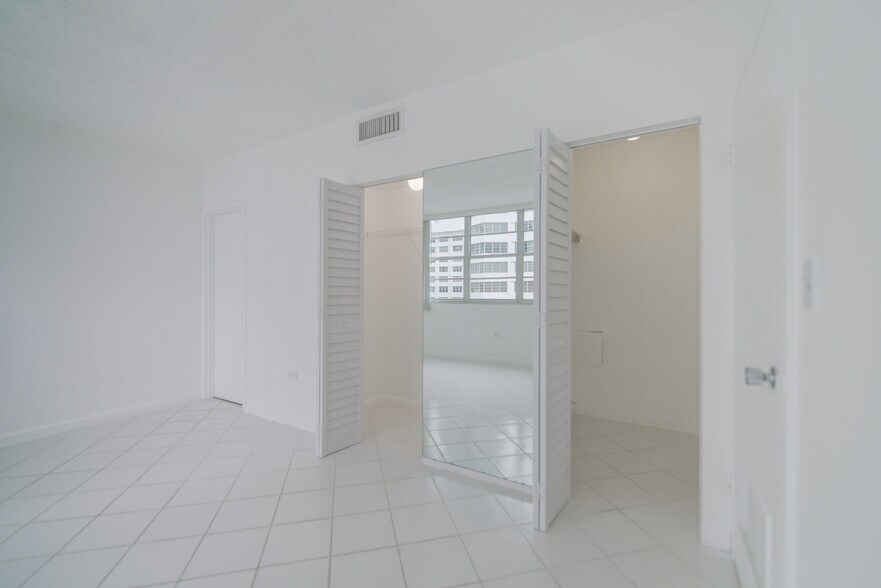 Building Photo - 801 Brickell Bay Dr
