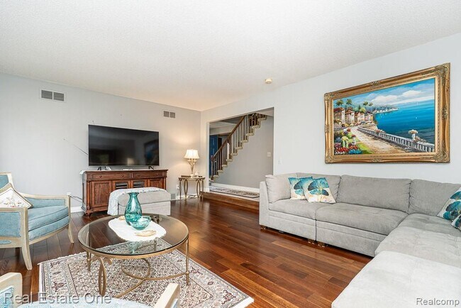 Building Photo - 1574 Devonshire Dr