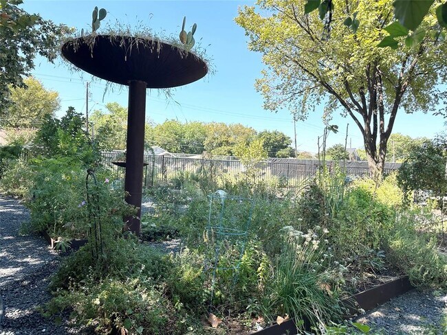 Building Photo - 2401 E 6th St